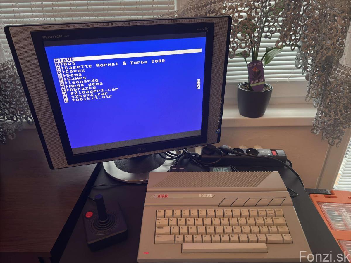 Atari 800XE pripojen&eacute; k monitoru s retro zostavou