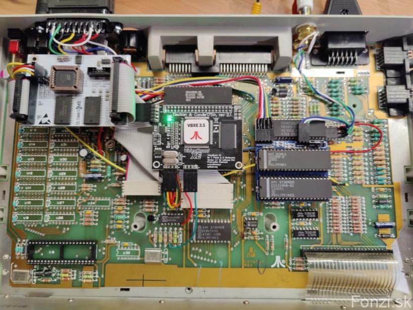 Vn&uacute;tro Atari 800XE