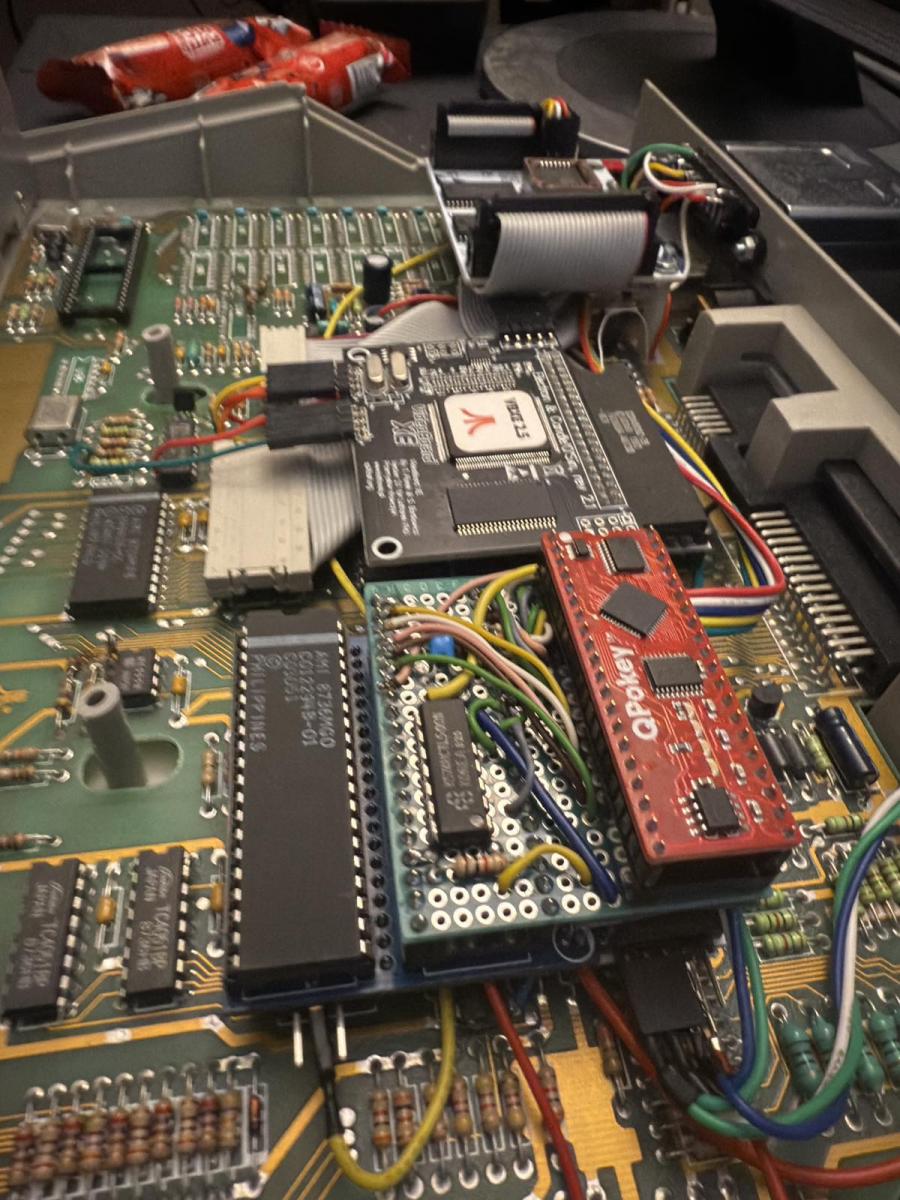 Detail modernizovanej dosky Atari