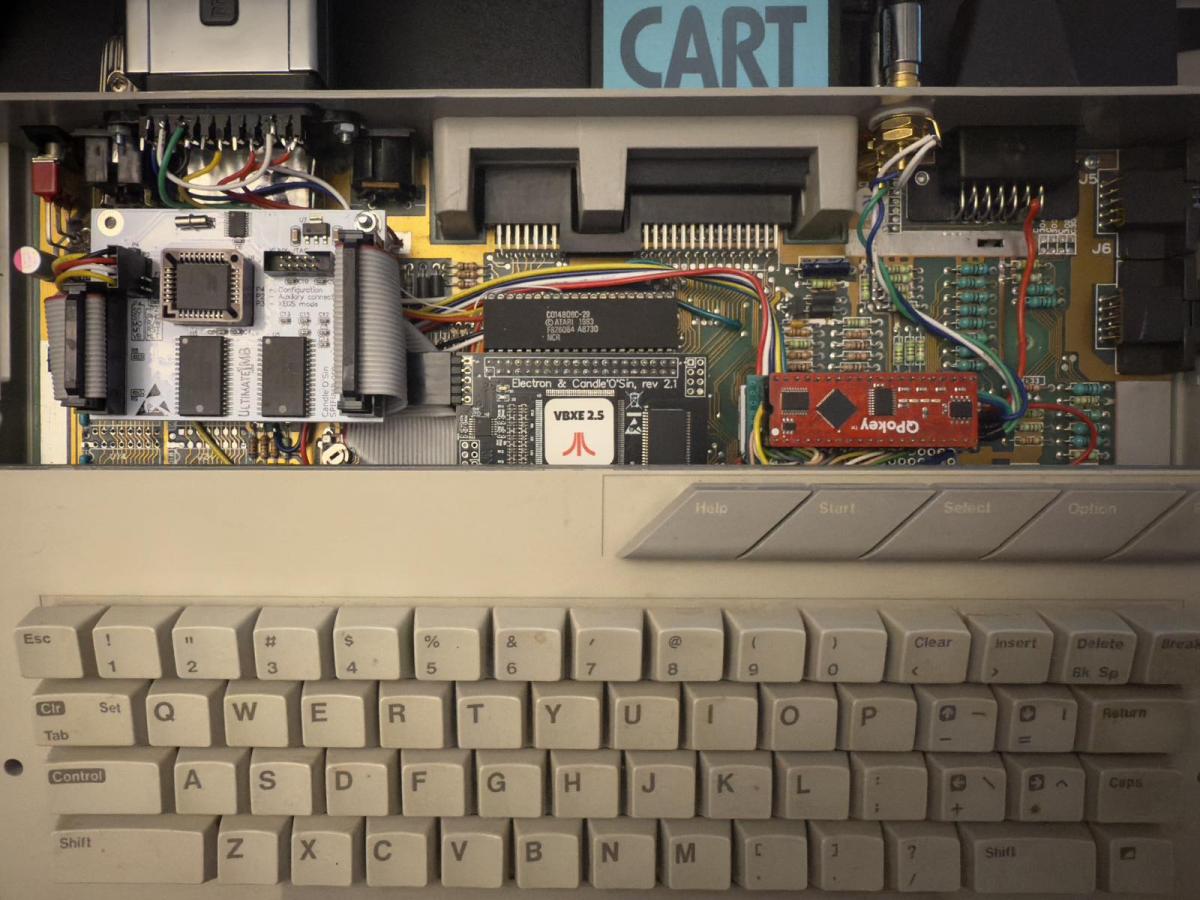 Atari 800XE s odkryt&yacute;m vn&uacute;trom a vidite&lcaron;n&yacute;mi roz&scaron;&iacute;reniami