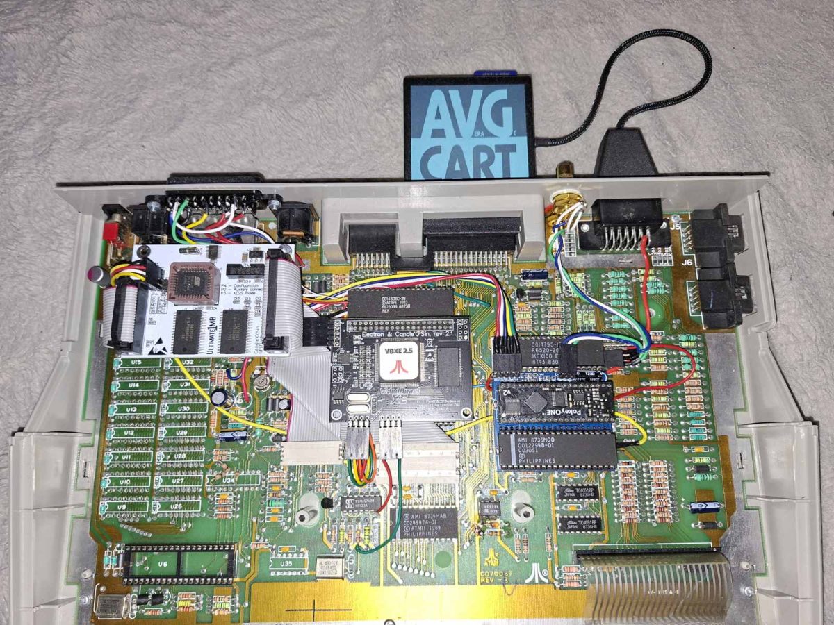 Otvoren&eacute; Atari 800XE s modernizovanou z&aacute;kladnou doskou a roz&scaron;&iacute;reniami